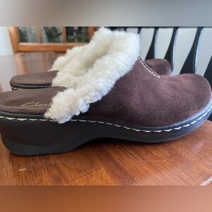 Clarks Women's Bendables Dark Brown Suede Mules with Sherpa Trim